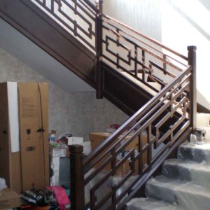 Лестница с деревянным ограждением