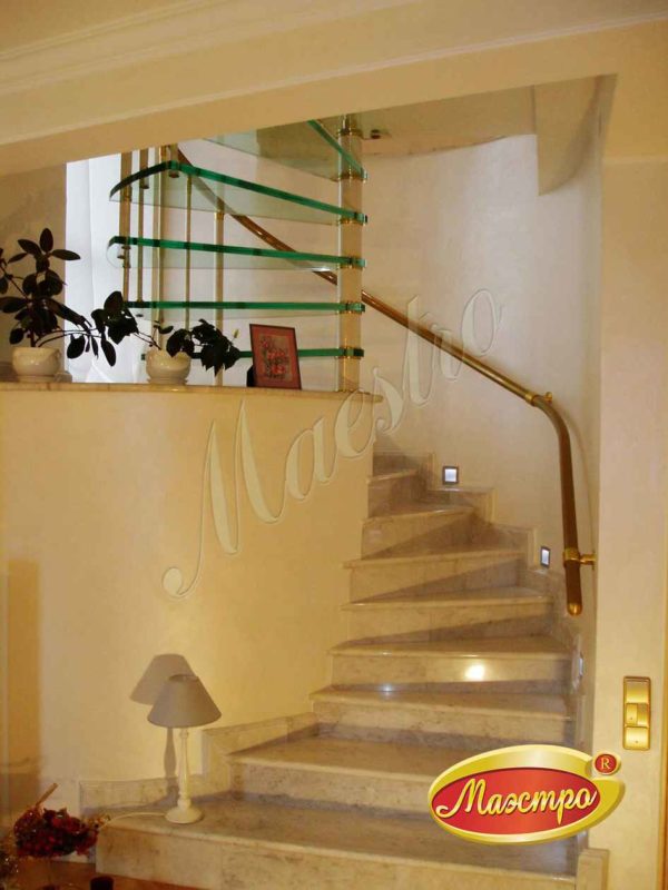 Винтовая лестница со ступенями из мрамора и ступенями из стекла