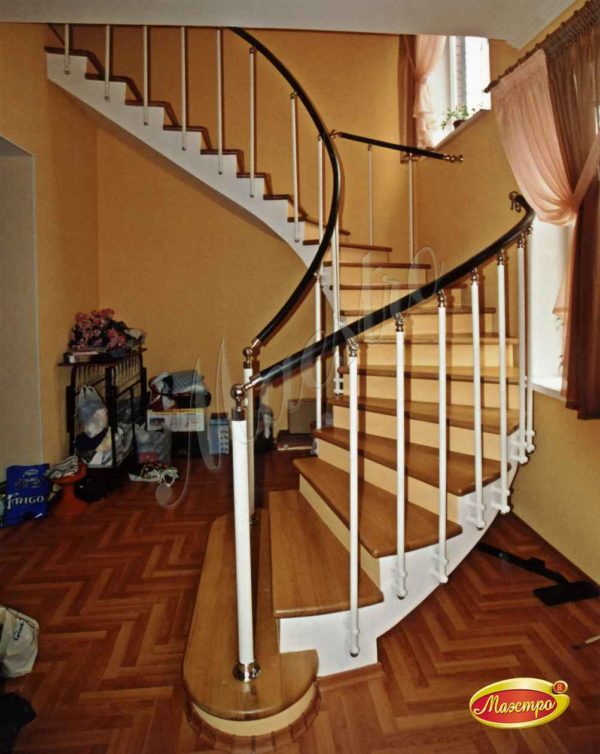 Лестница с дубовыми ступенями, изготовлена на заказ