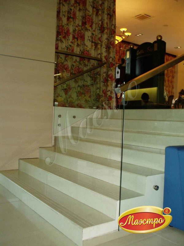Лестничное ограждение со стеклом и прямоугольным поручнем