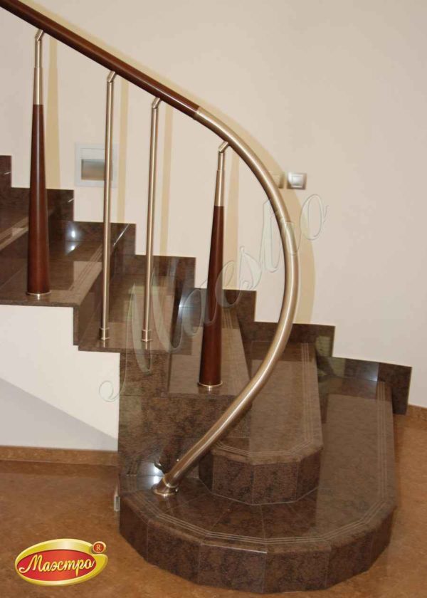 Ограждение монолитной лестницы из дерева и металла