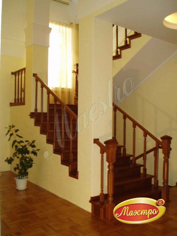 Лестница с облицовкой и ограждением с вертикальными стойками
