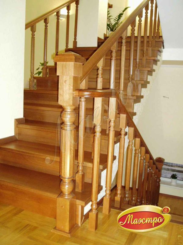 Деревянное ограждение лестницы