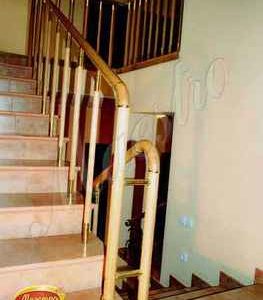 Фотография монолитной лестницы с комбинированным ограждением