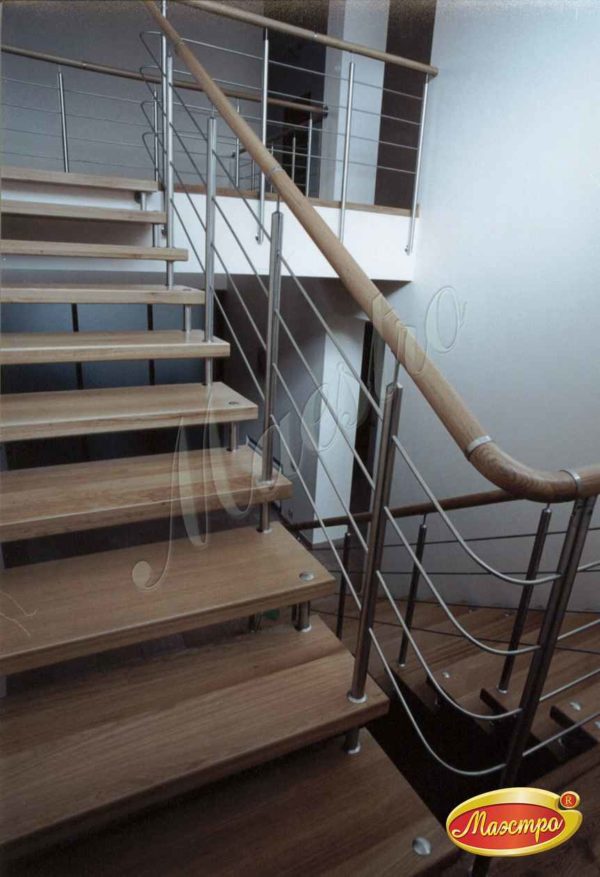 Прямая лестница с первого на второй этаж