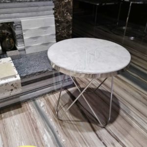 Стильный круглый столик с имитацией под мрамор.
