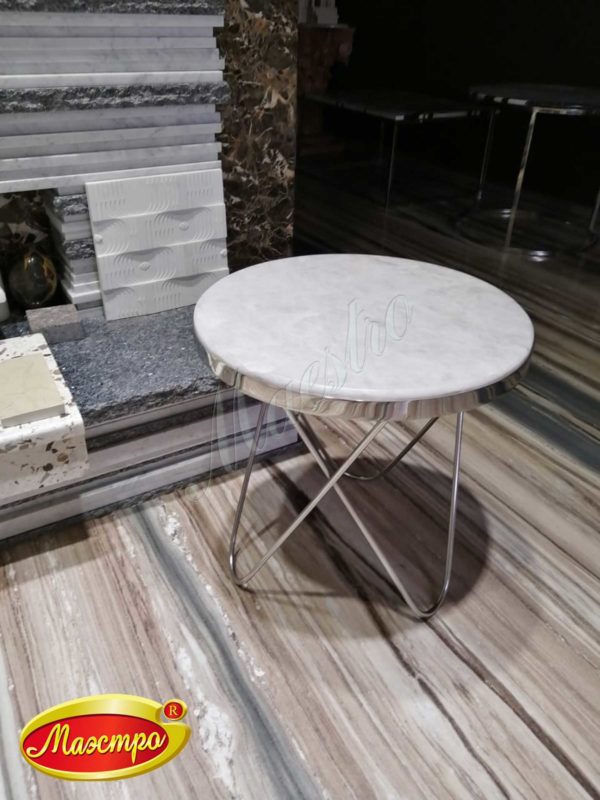 Стильный круглый столик с имитацией под мрамор.