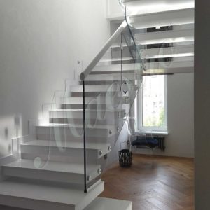 Лестница с каменными ступенями и стеклянным ограждением