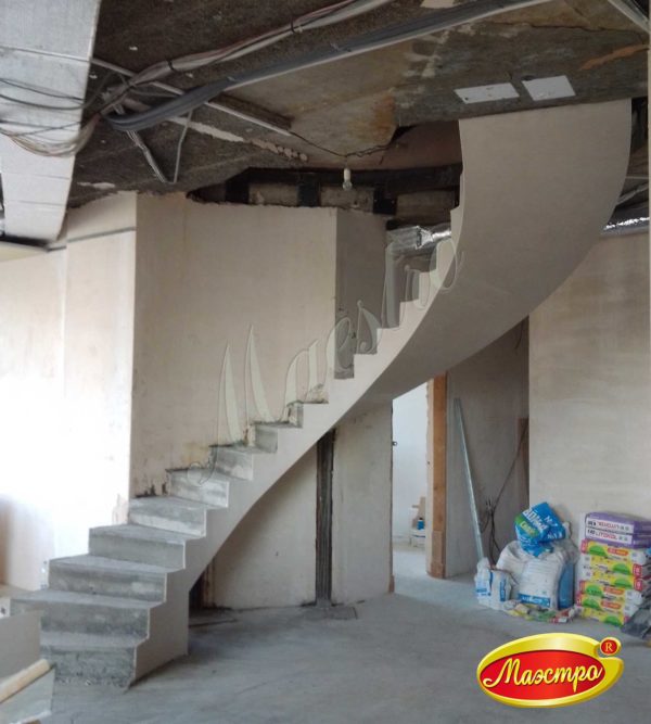 Изогнутая бетонная лестница