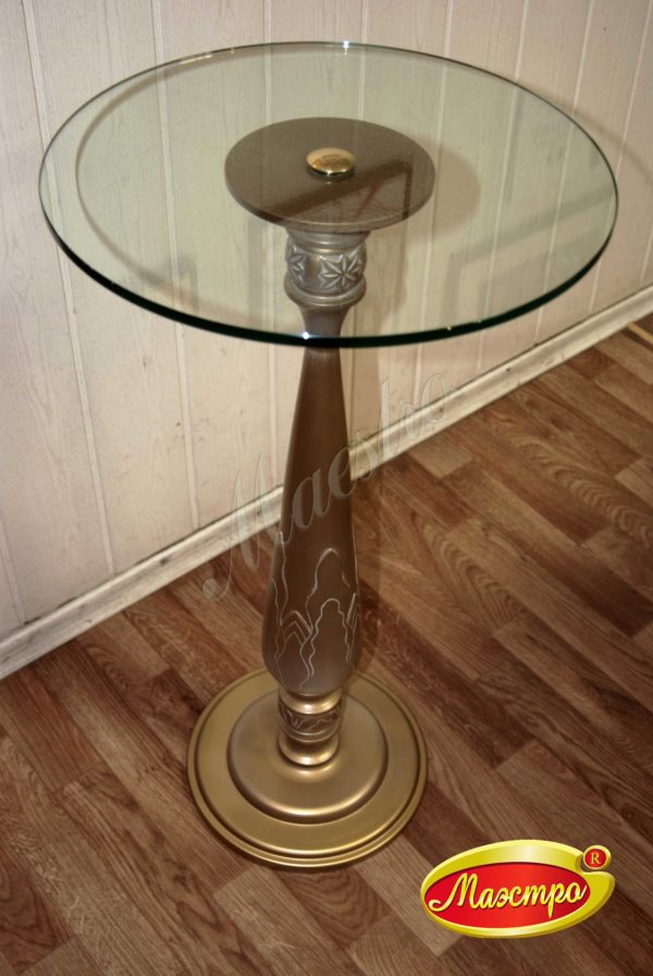 Круглый стеклянный столик на резной деревянной ножке