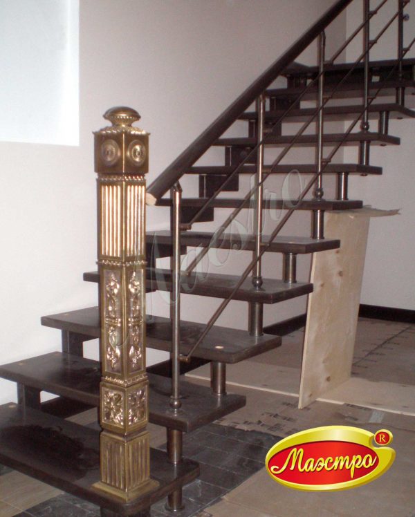 Лестница с литым латунным столбом