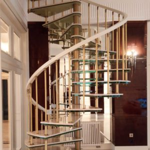 Винтовая лестница с комбинированными ступенями