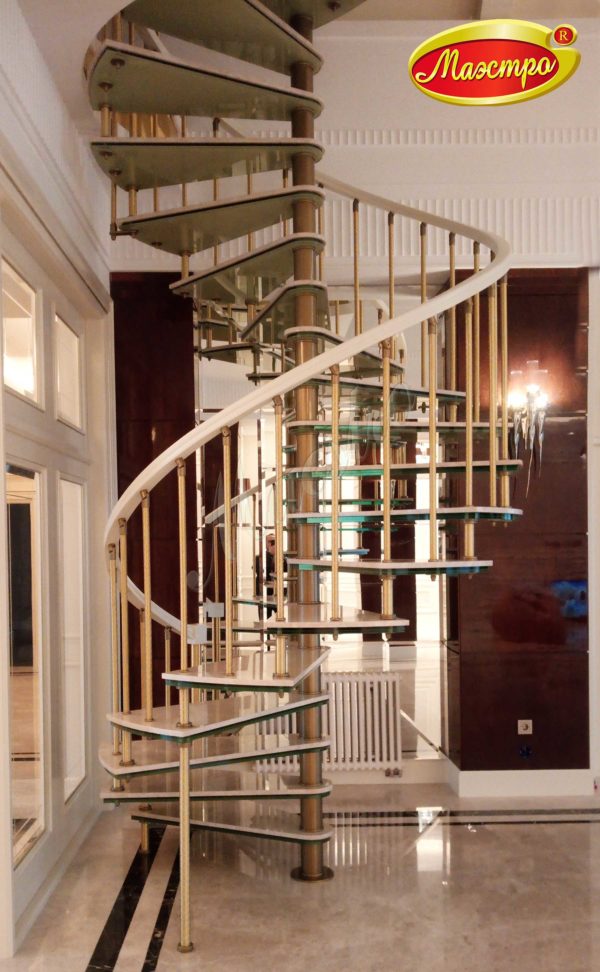 Винтовая лестница с комбинированными ступенями